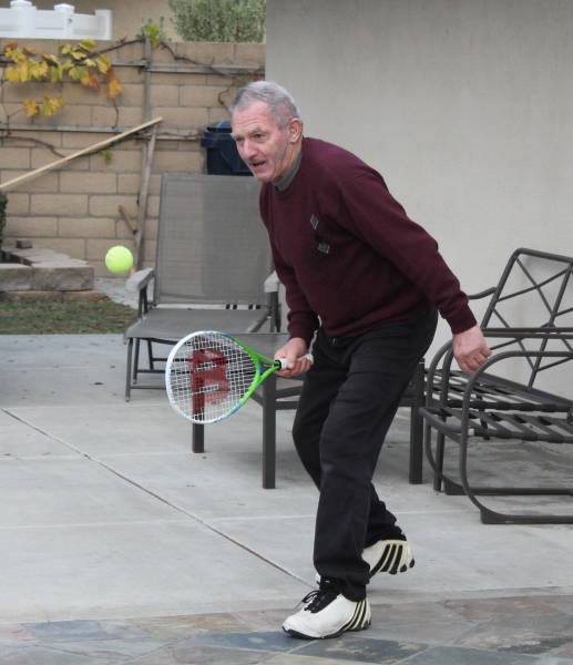 Neni am Tennis Spielen im Garten